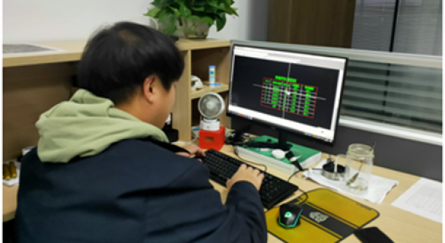 加班加點(diǎn)不言苦，任勞任怨作奉獻(xiàn)