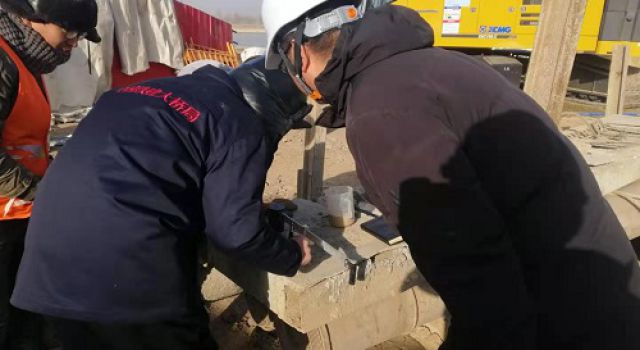 冰凍三尺，不畏嚴(yán)寒，中衛(wèi)下河沿黃河公路大橋項(xiàng)目一片大干景象