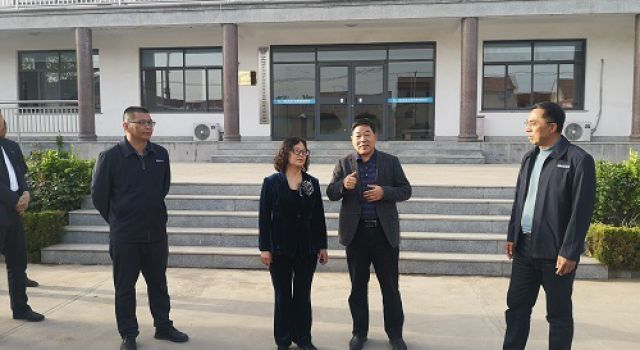 市交通運(yùn)輸局副局長(zhǎng)、公司董事長(zhǎng)一行蒞臨S229沂邳線改建工程視察指導(dǎo)工作