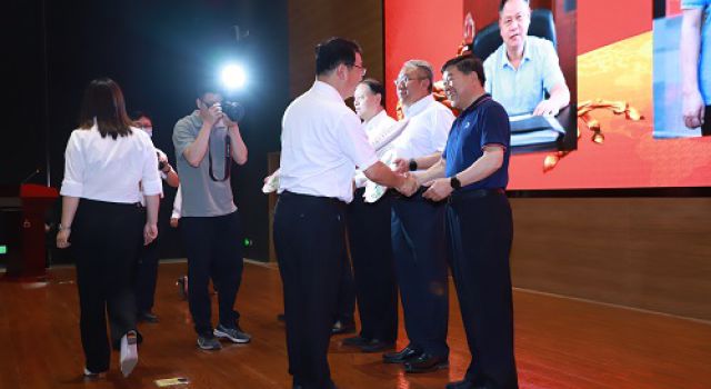 熱烈祝賀公司董事長(zhǎng)及多名員工在全國(guó)交通監(jiān)理文化建設(shè)研討會(huì)上獲表彰！