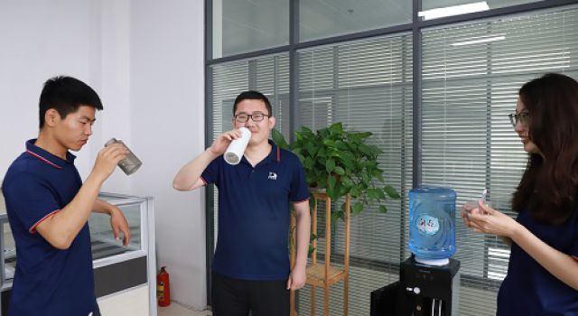 公司定制“潤(rùn)泰”飲用水，讓員工喝上放心水----提升健康、幸福指數(shù)