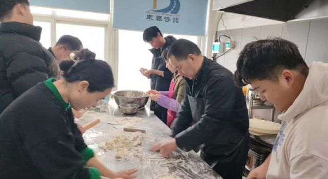絲絲關(guān)懷寄情深、濃濃情誼飄餃香