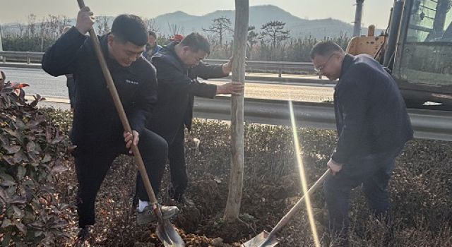 沂南縣交通工程總監(jiān)處組織義務(wù)植樹活動