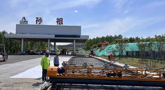 臨臨高速八標(biāo)孫祖互通收費(fèi)站廣場首件路面混凝土路面攤鋪