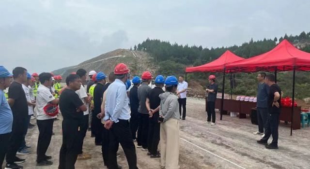 安鶴高速總監(jiān)辦組織全線參建單位到二標路床施工現(xiàn)場觀摩學(xué)習(xí)