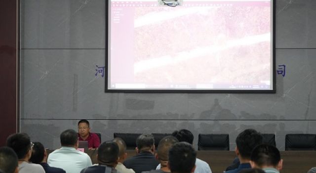 安鶴高速總監(jiān)辦組織參建單位進(jìn)行路基填筑施工風(fēng)險防范專題講座