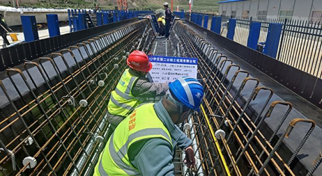 川藏公路G318線提質(zhì)改造工程戛日松多至左貢縣段（東達(dá)山越嶺）、左貢過(guò)境段項(xiàng)目首件20m預(yù)制箱梁順利預(yù)制完成