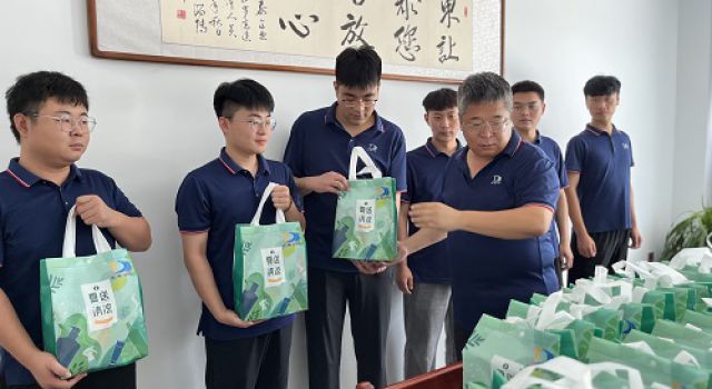 炎炎夏日送清涼，滴滴關(guān)愛入人心-安羅高速項(xiàng)目開展“夏送清涼情系一線”活動